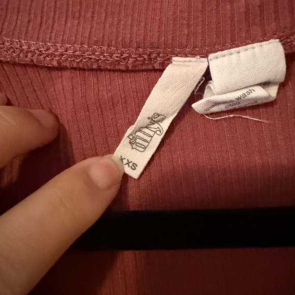 Tilly’s XXS V-Neck Ribbed Mauve Crop Top - Picture 2 of 4